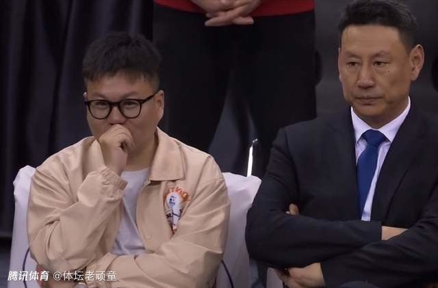 每一个车队都由20多辆满载渣土的工程卡车组成。